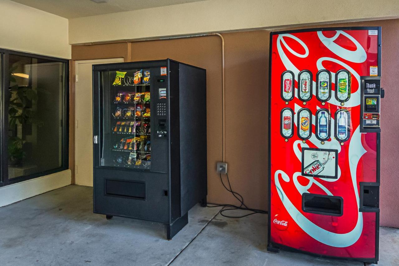 Red Roof Inn & Suites Fayetteville-Fort Bragg Екстер'єр фото