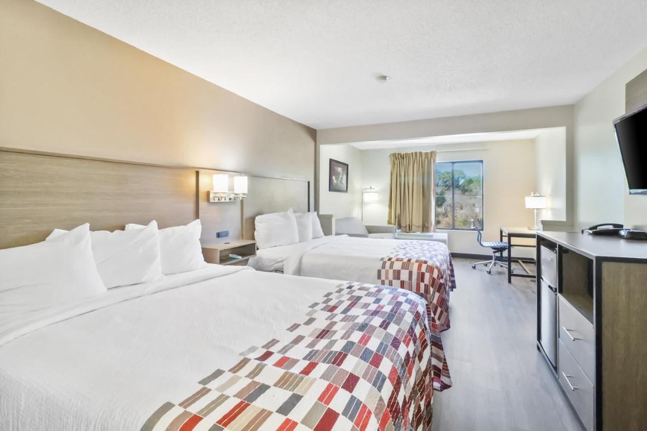 Red Roof Inn & Suites Fayetteville-Fort Bragg Екстер'єр фото