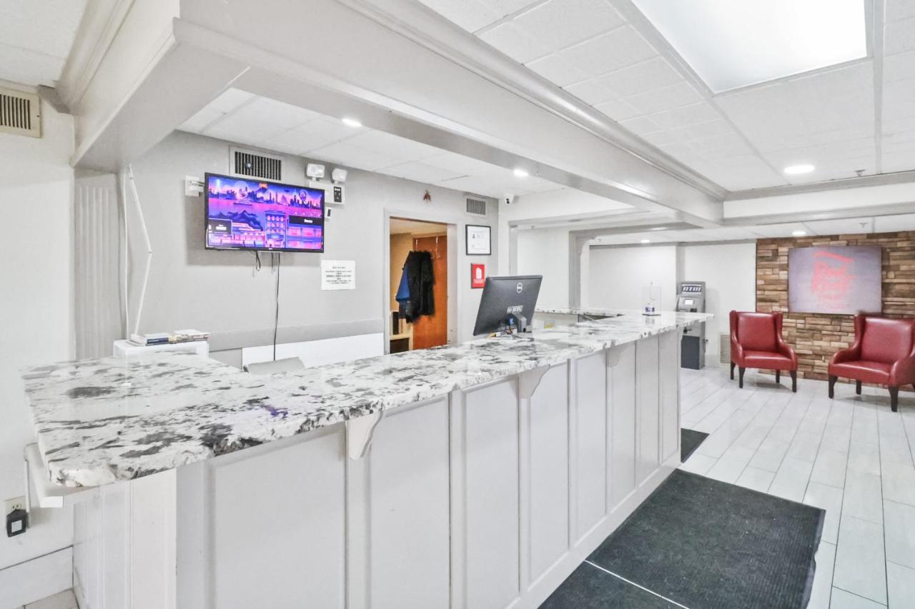 Red Roof Inn & Suites Fayetteville-Fort Bragg Екстер'єр фото