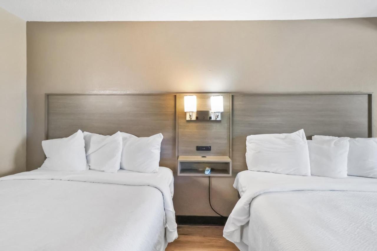 Red Roof Inn & Suites Fayetteville-Fort Bragg Екстер'єр фото