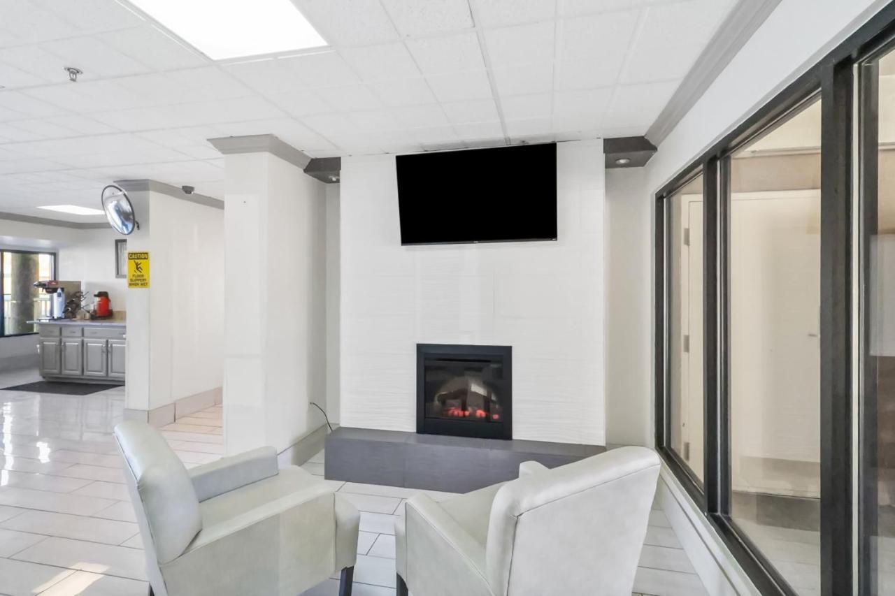 Red Roof Inn & Suites Fayetteville-Fort Bragg Екстер'єр фото