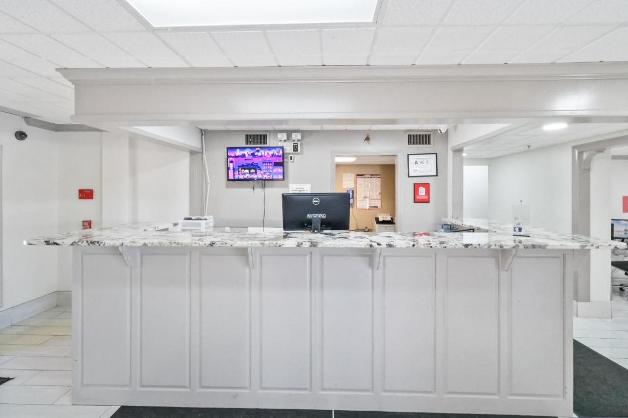 Red Roof Inn & Suites Fayetteville-Fort Bragg Екстер'єр фото