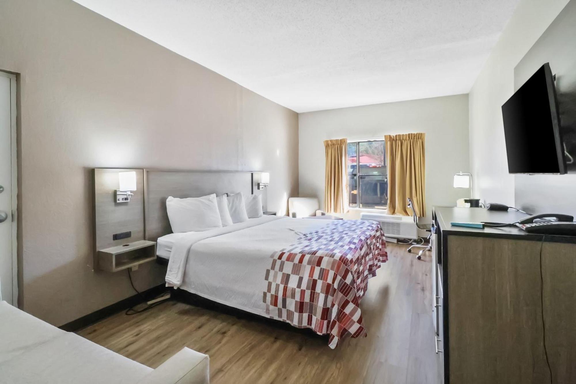 Red Roof Inn & Suites Fayetteville-Fort Bragg Екстер'єр фото