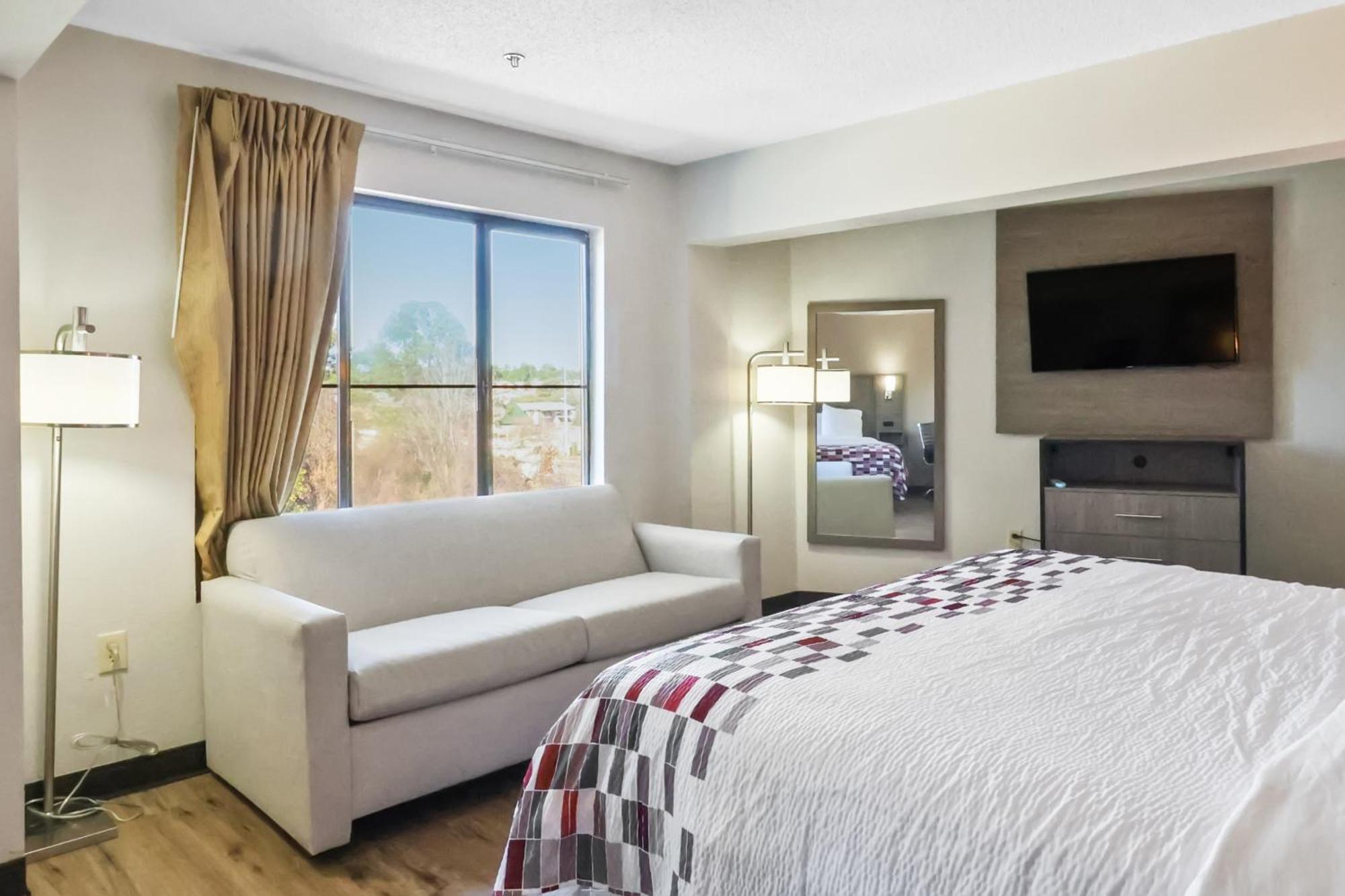 Red Roof Inn & Suites Fayetteville-Fort Bragg Екстер'єр фото