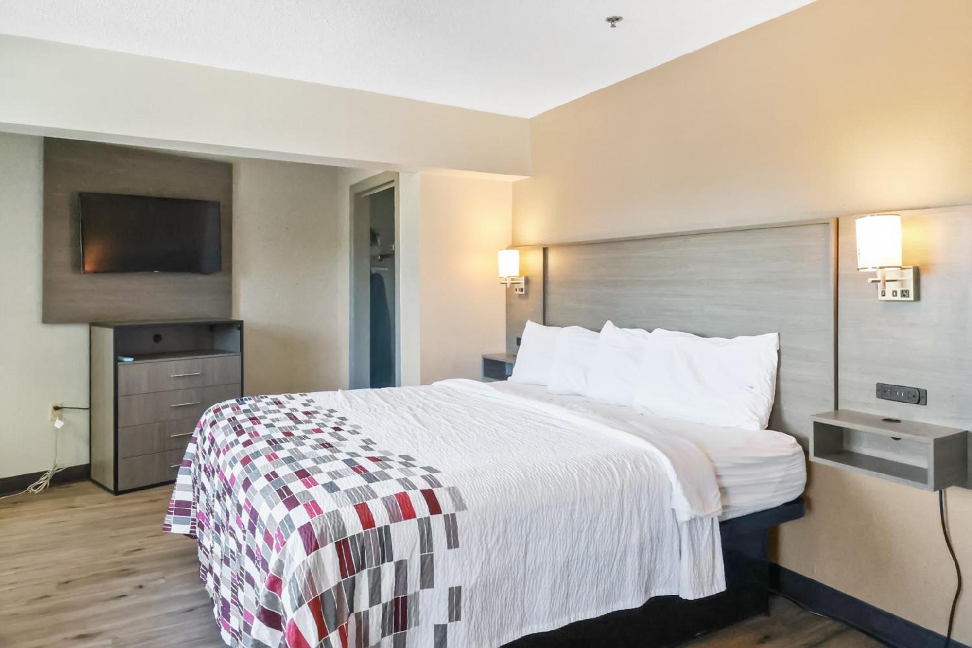 Red Roof Inn & Suites Fayetteville-Fort Bragg Екстер'єр фото