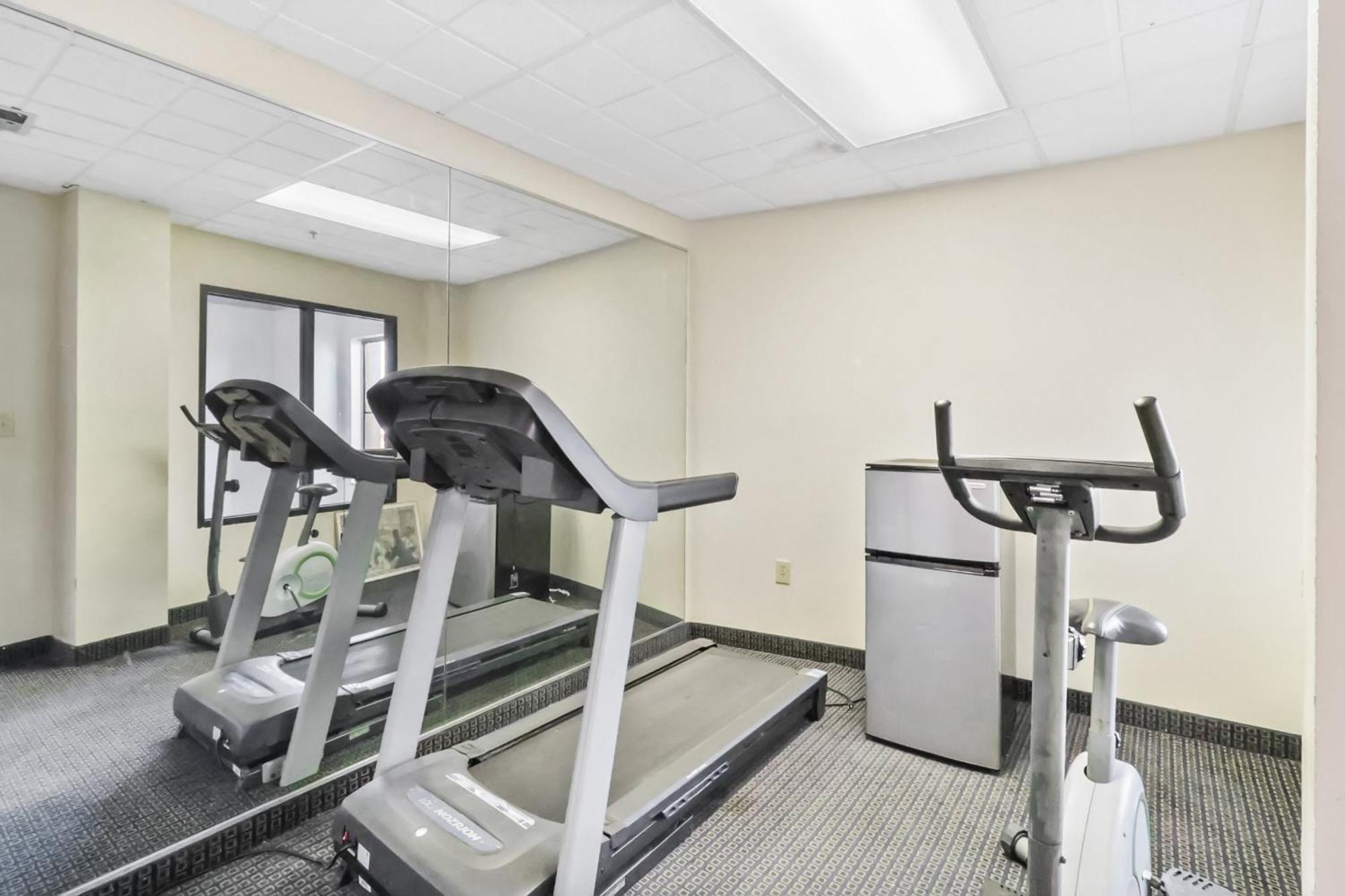 Red Roof Inn & Suites Fayetteville-Fort Bragg Екстер'єр фото