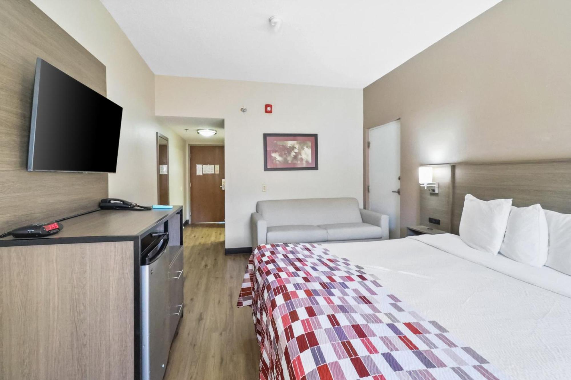 Red Roof Inn & Suites Fayetteville-Fort Bragg Екстер'єр фото