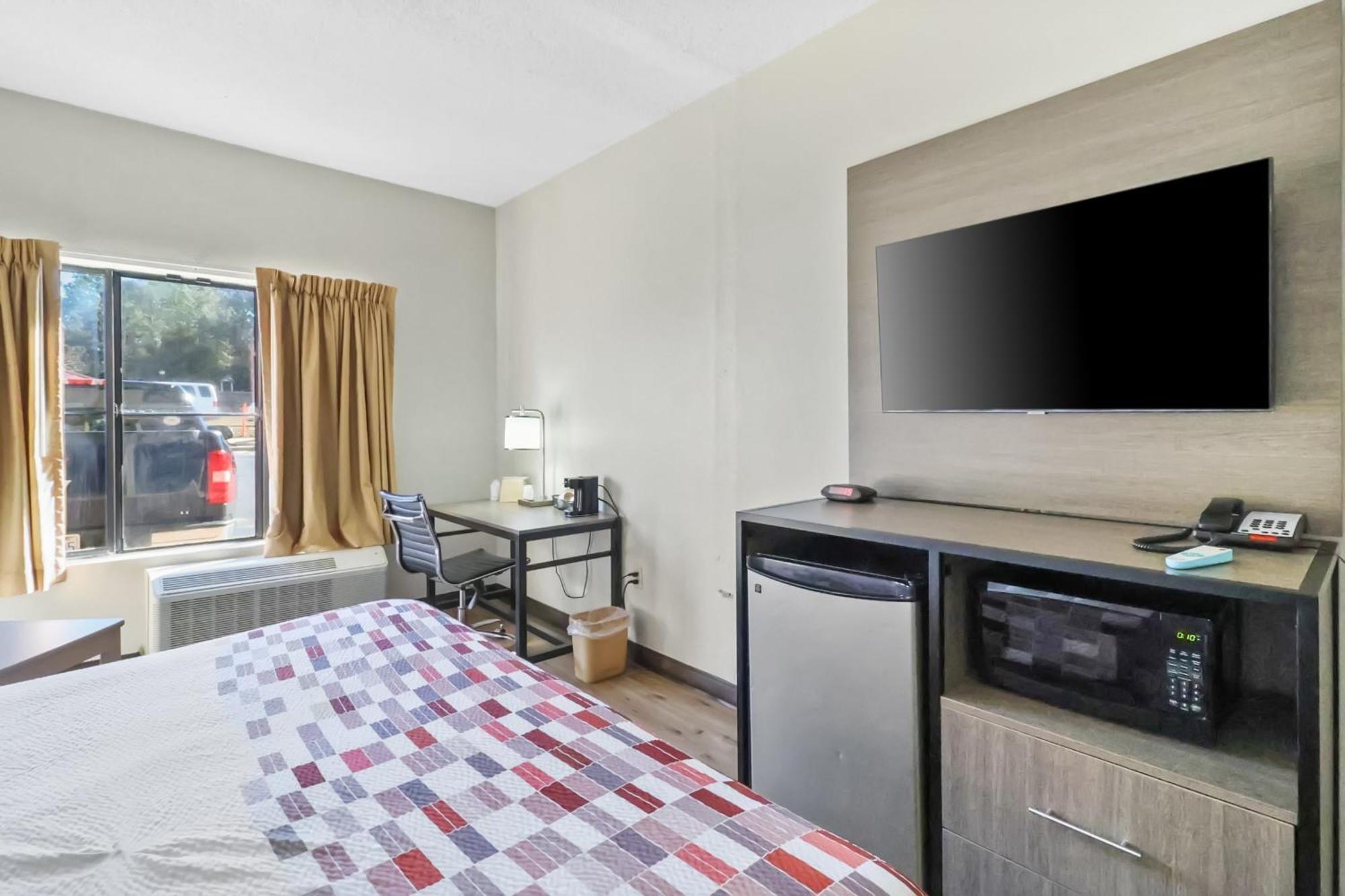 Red Roof Inn & Suites Fayetteville-Fort Bragg Екстер'єр фото