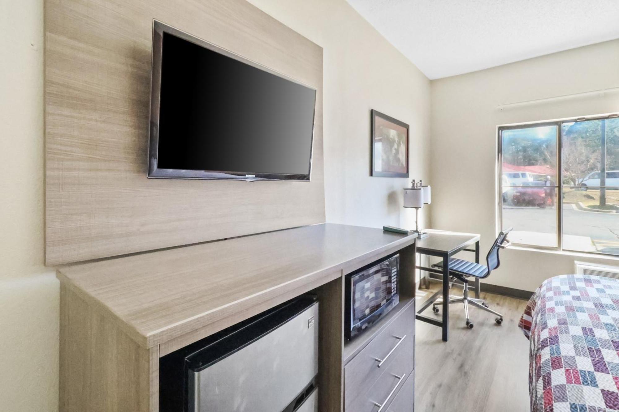Red Roof Inn & Suites Fayetteville-Fort Bragg Екстер'єр фото