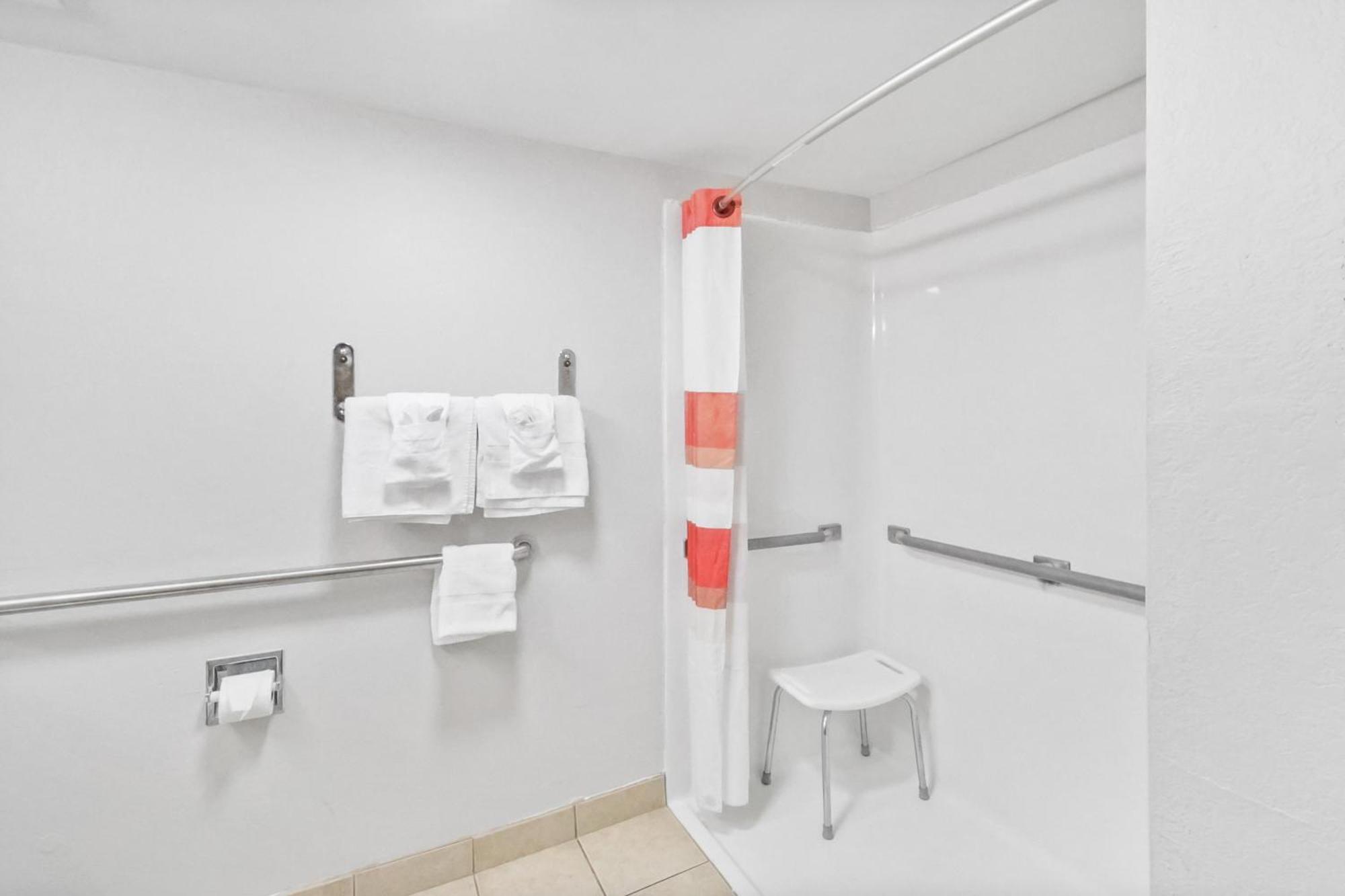 Red Roof Inn & Suites Fayetteville-Fort Bragg Екстер'єр фото
