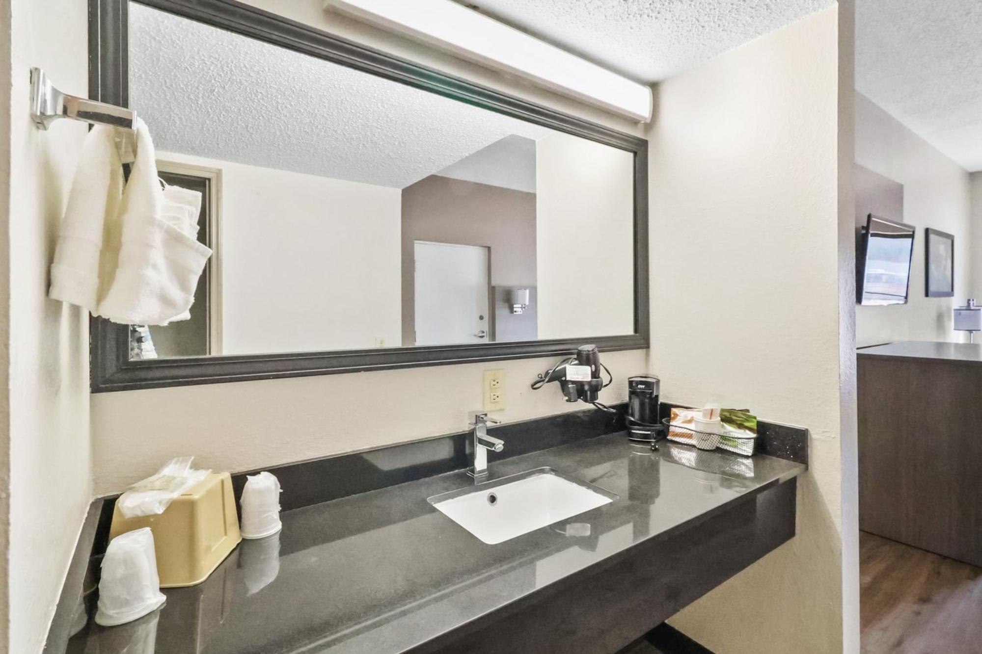 Red Roof Inn & Suites Fayetteville-Fort Bragg Екстер'єр фото