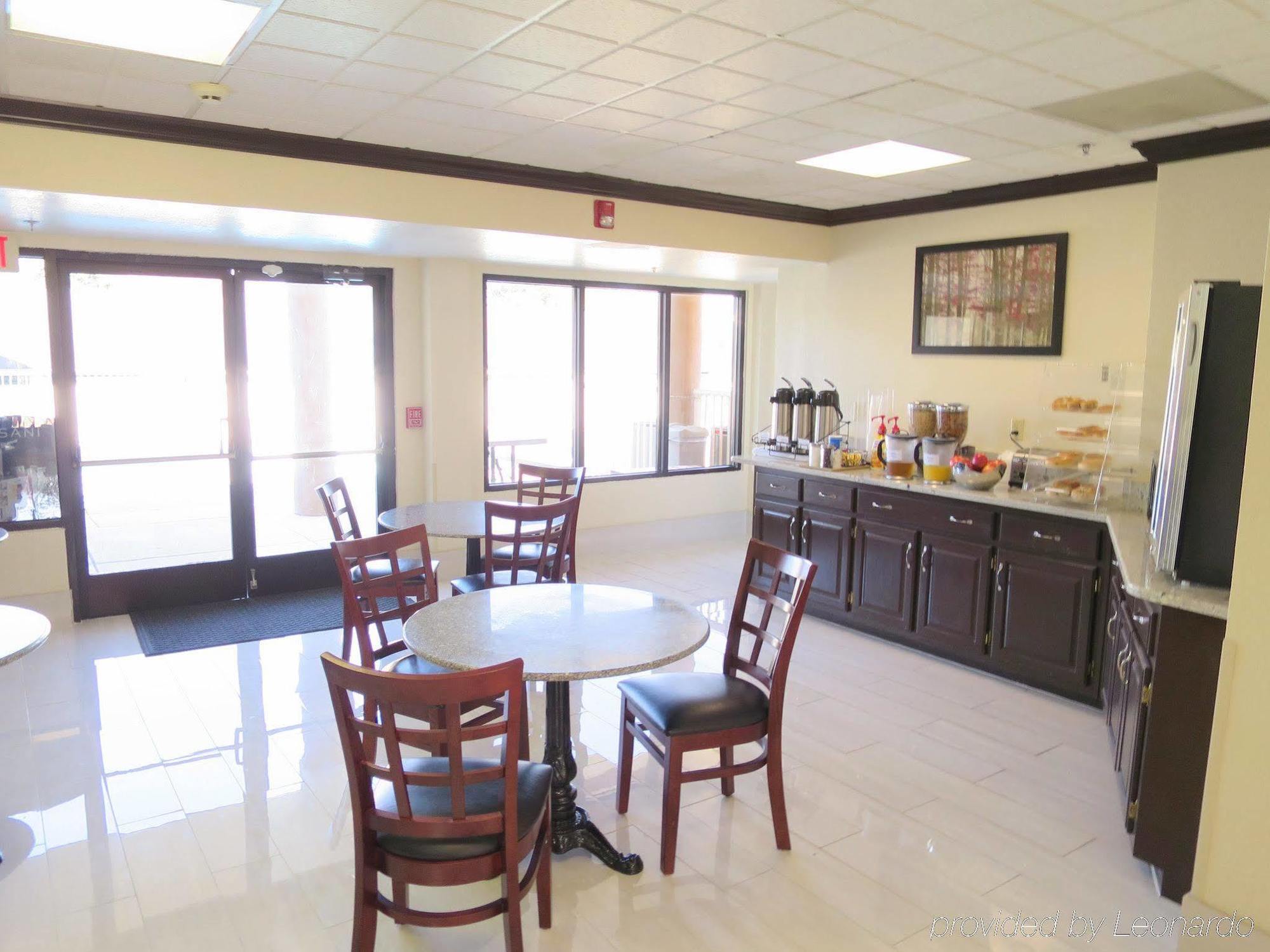 Red Roof Inn & Suites Fayetteville-Fort Bragg Екстер'єр фото