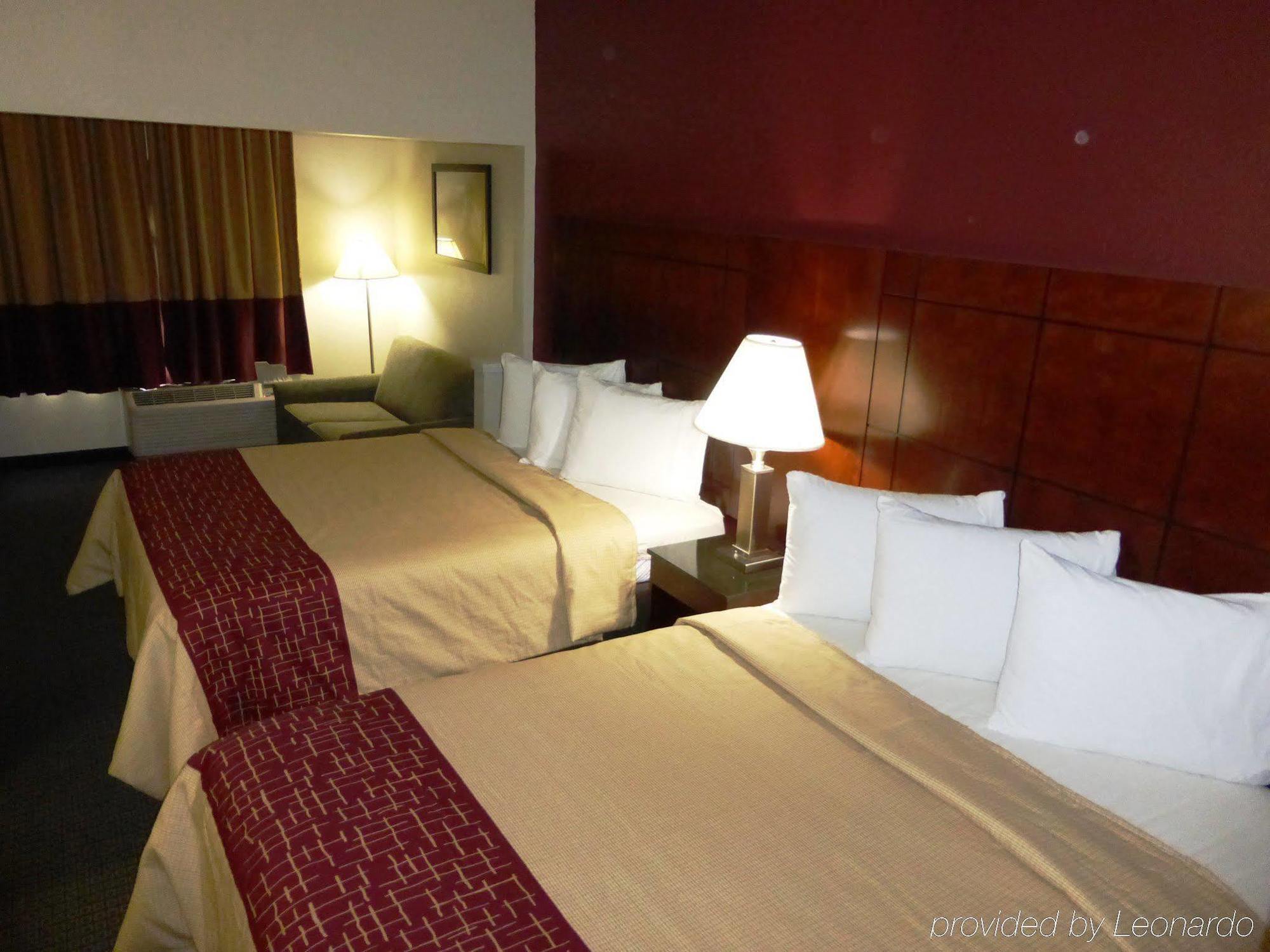Red Roof Inn & Suites Fayetteville-Fort Bragg Екстер'єр фото