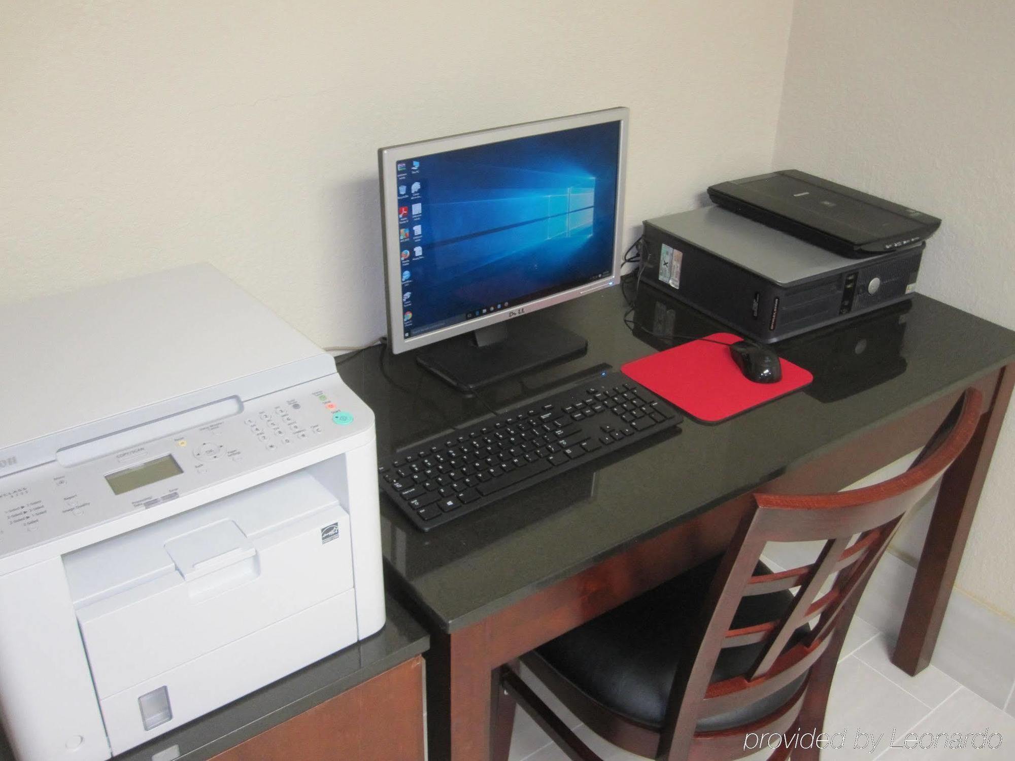 Red Roof Inn & Suites Fayetteville-Fort Bragg Екстер'єр фото