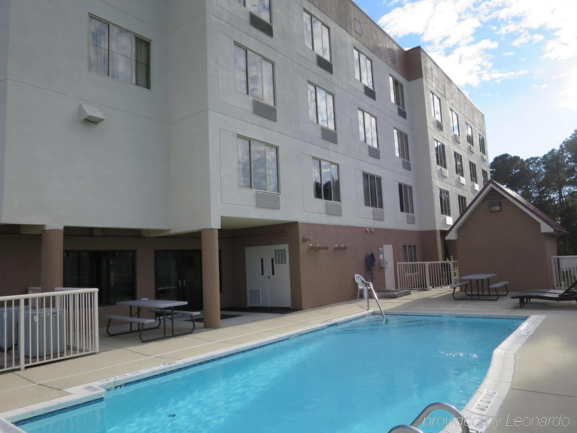 Red Roof Inn & Suites Fayetteville-Fort Bragg Екстер'єр фото