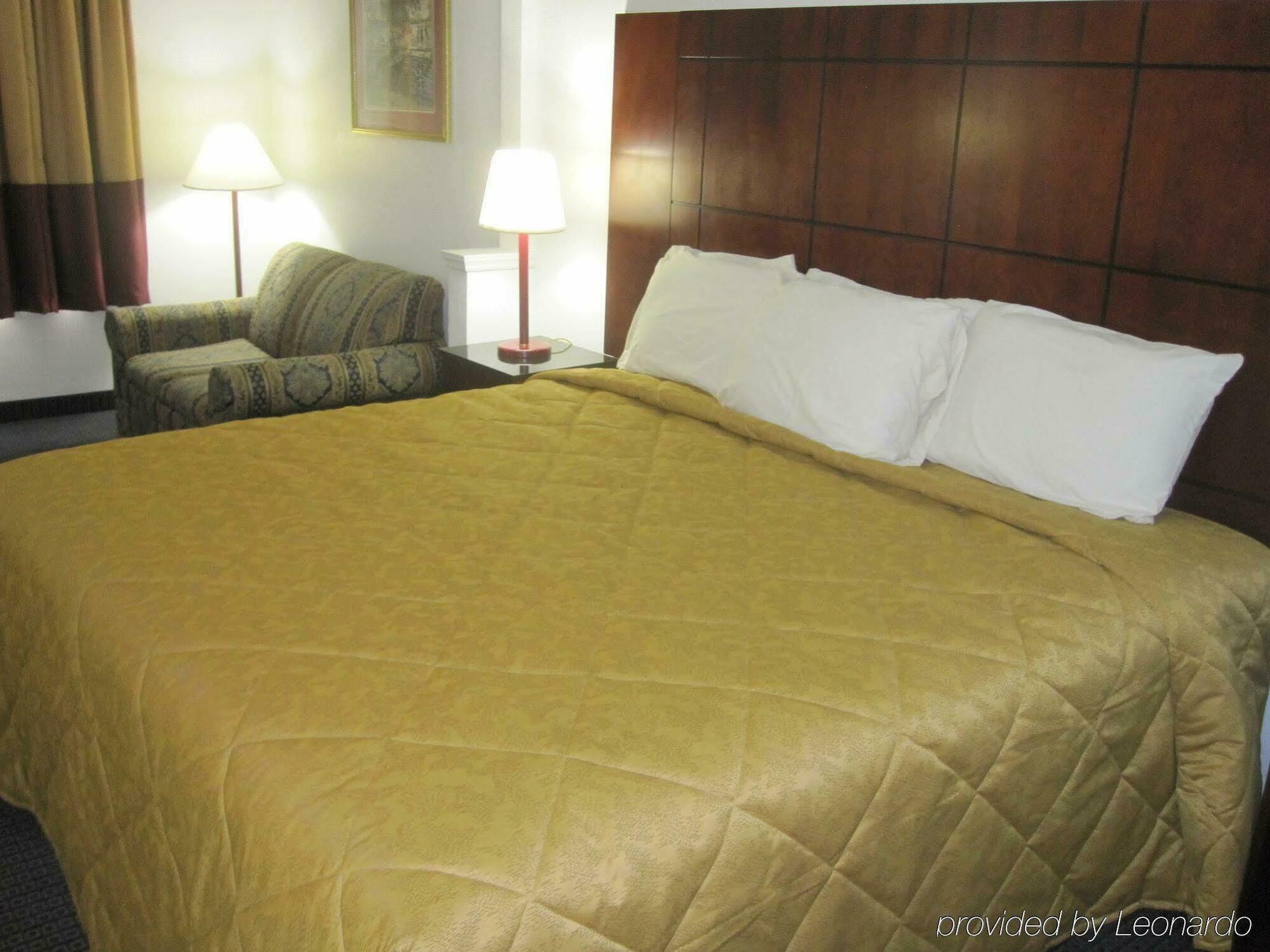 Red Roof Inn & Suites Fayetteville-Fort Bragg Екстер'єр фото
