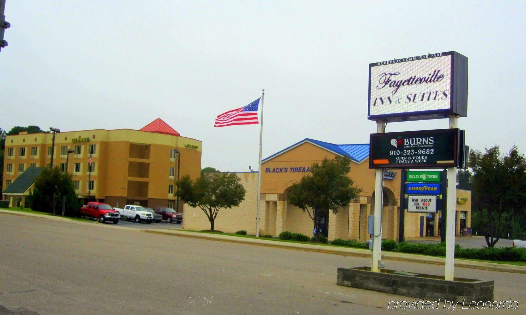 Red Roof Inn & Suites Fayetteville-Fort Bragg Екстер'єр фото